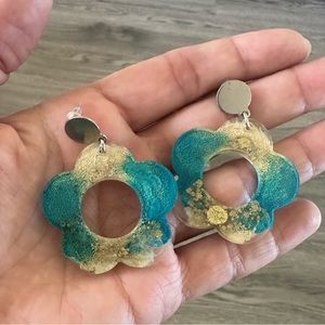 Flower resin earrings